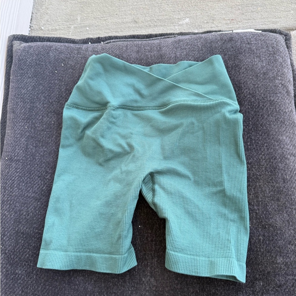 Dark green sculpt yoga short